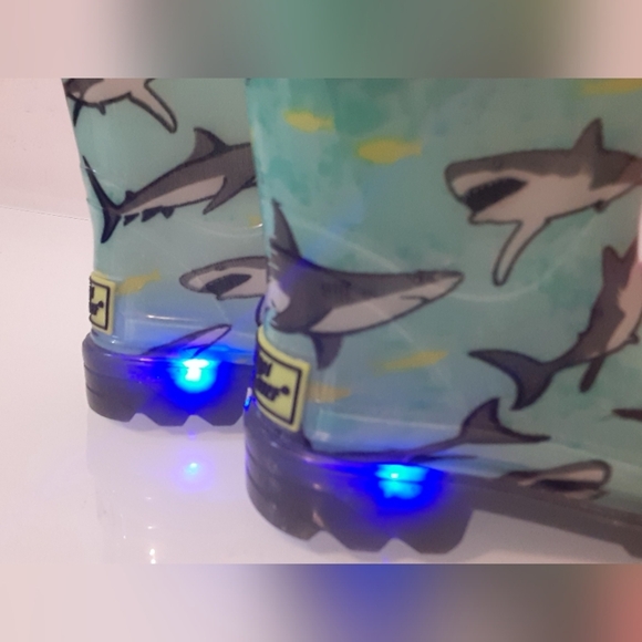 Kids light-up rain boots size 6 (22) - Picture 2 of 5